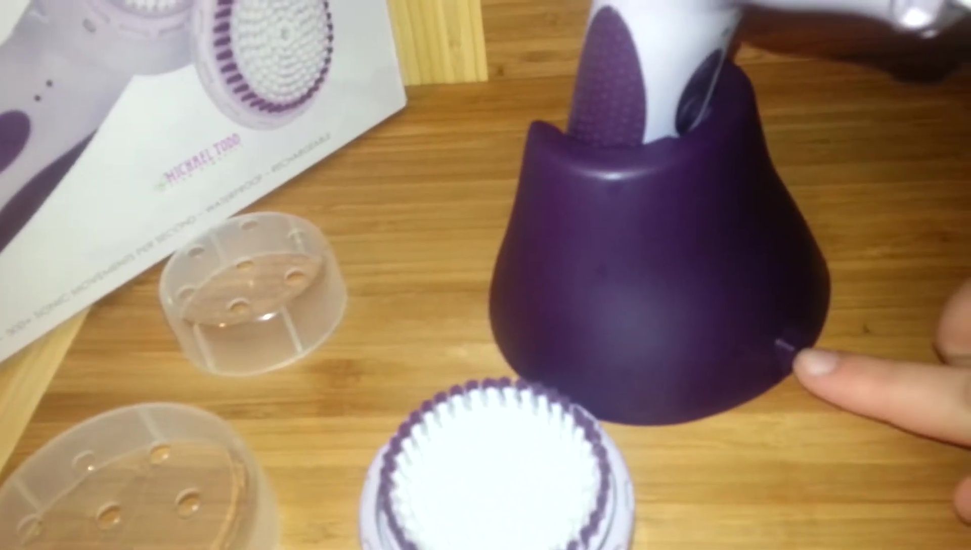 The Soniclear brush showcasing its color and design.