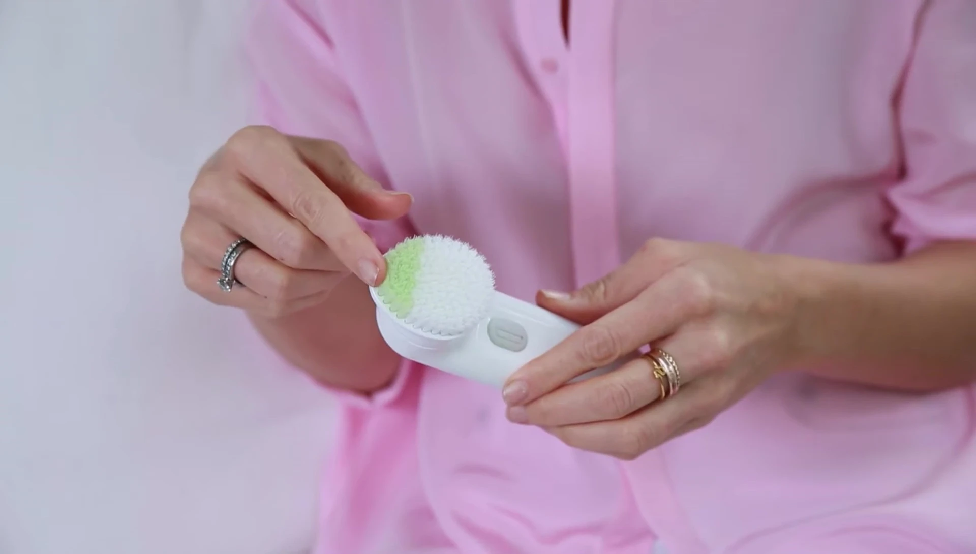 Detailed view of the dual-bristle system (green and white bristles).
