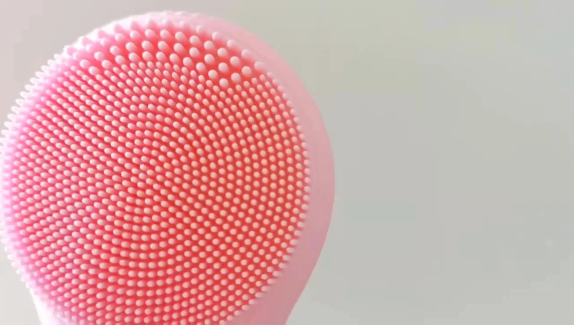 The brush highlighting its magnetic charging