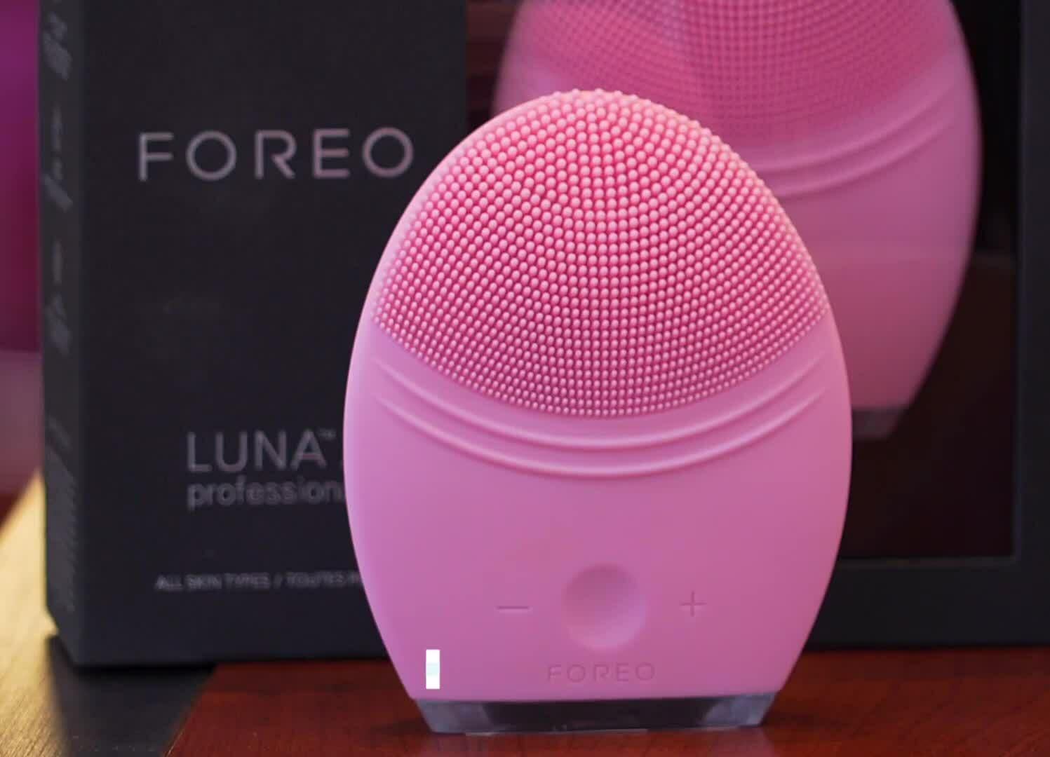 Close-up of the FOREO Luna 2 device