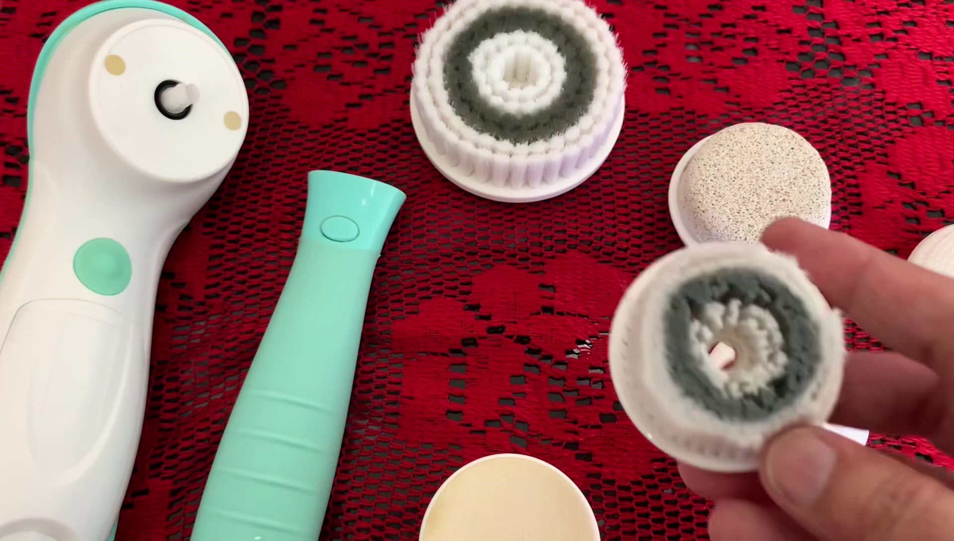 Showcase of all six brush heads included in the kit.