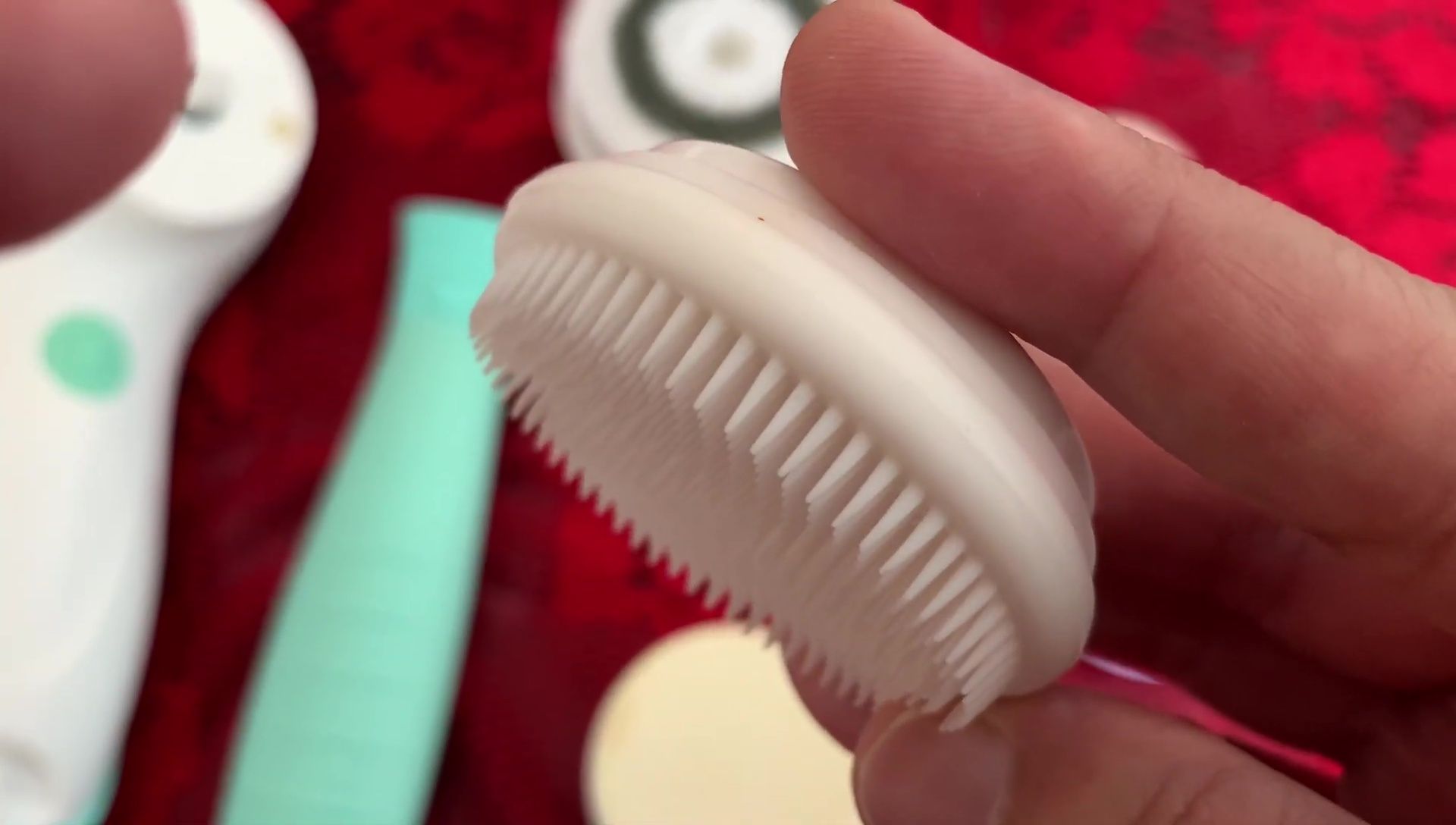 Close-up of the silicone brush for sensitive skin.