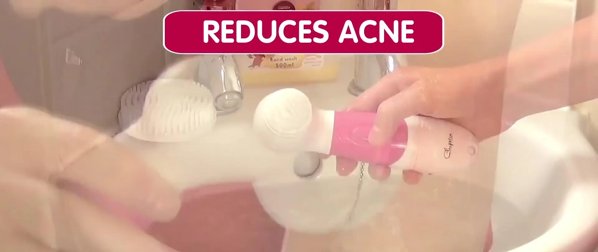 Highlighting the waterproof feature of the brush.
