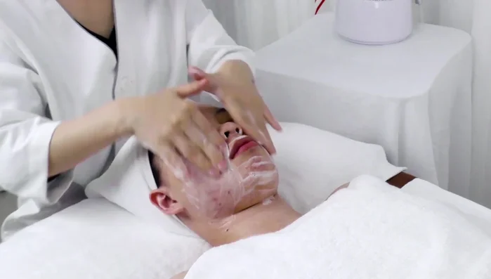 Apply blackhead export liquid to the treatment area (T-zone) for 5-8 minutes