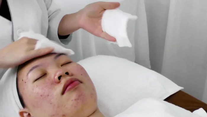 Apply ultrasonic hydrating serum evenly in circles