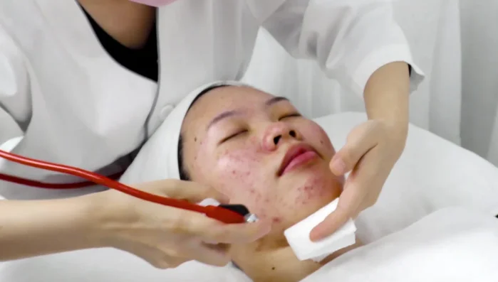 Apply ultrasonic hydrating serum evenly in circles