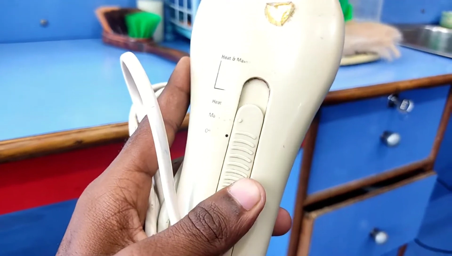 Display showing different massage modes (free, regular, heat)