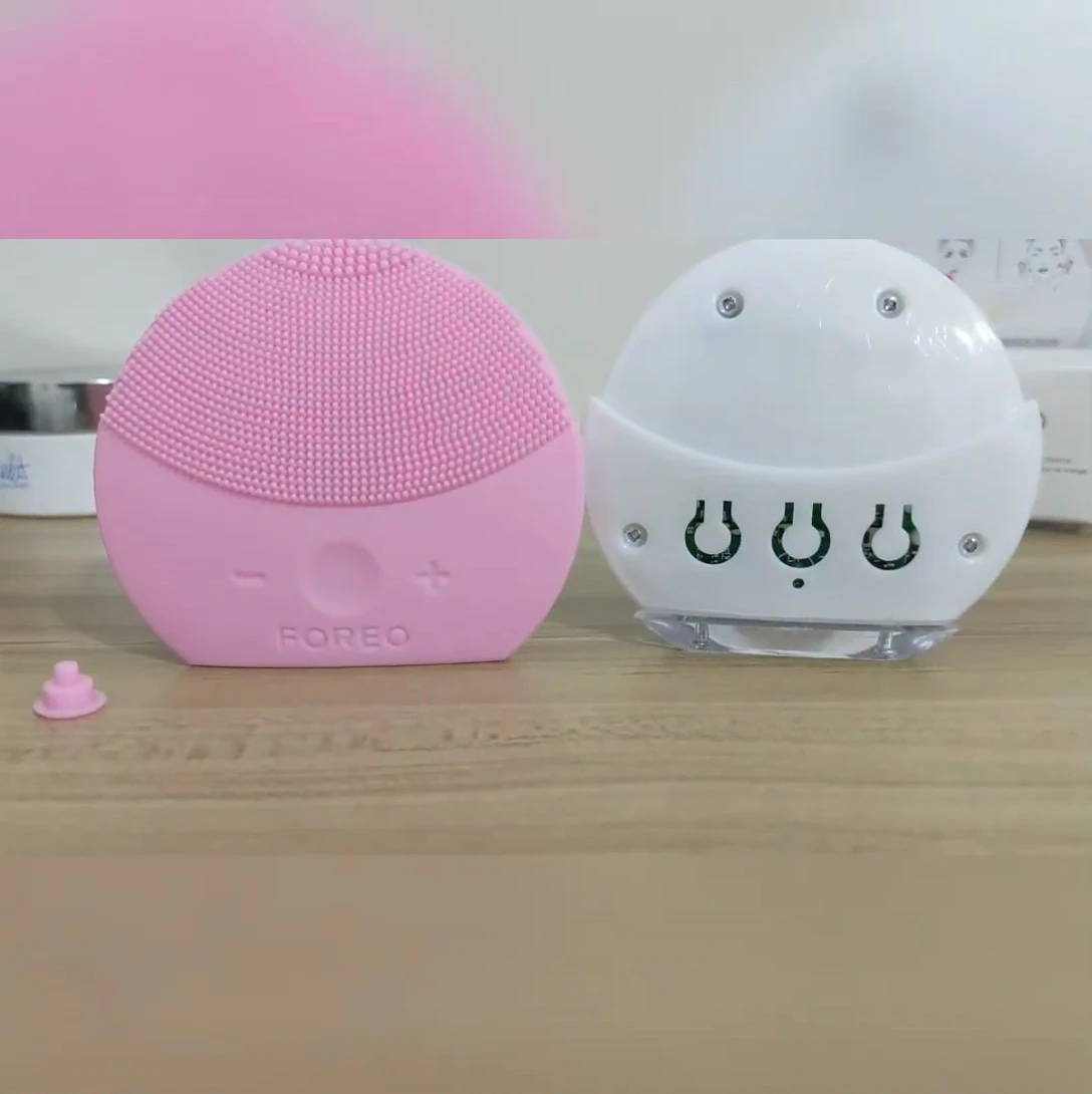 The reviewer demonstrating the use of the counterfeit Luna Mini 2.