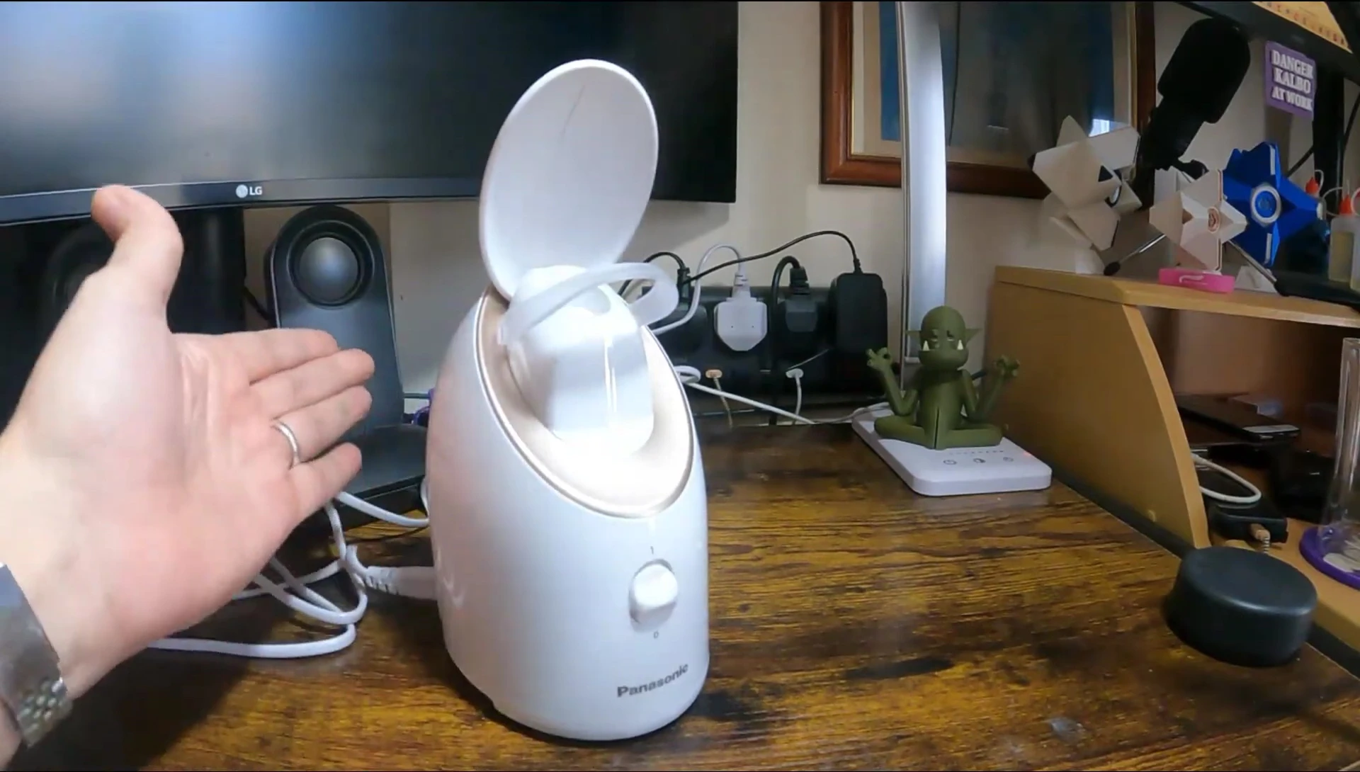 Turning off the Panasonic EH-XS01 Facial Steamer