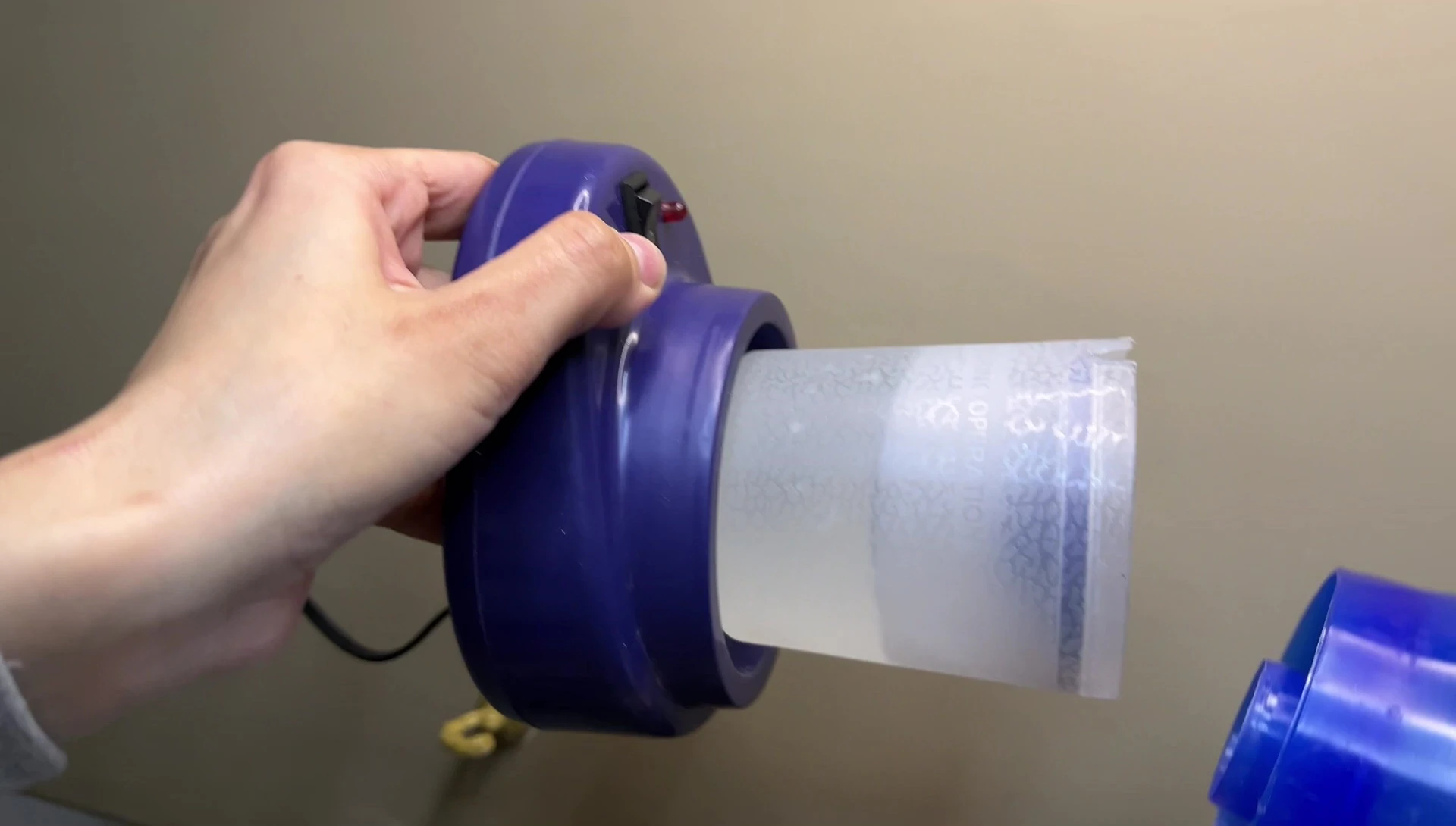 Illustrating how to attach the top container
