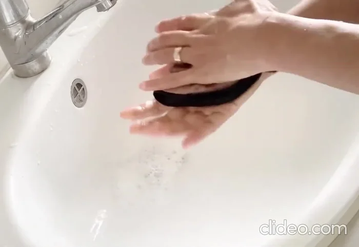 Lay the eye mask flat and even to dry, adjusting the edges to maintain its shape. Avoid direct sunlight.