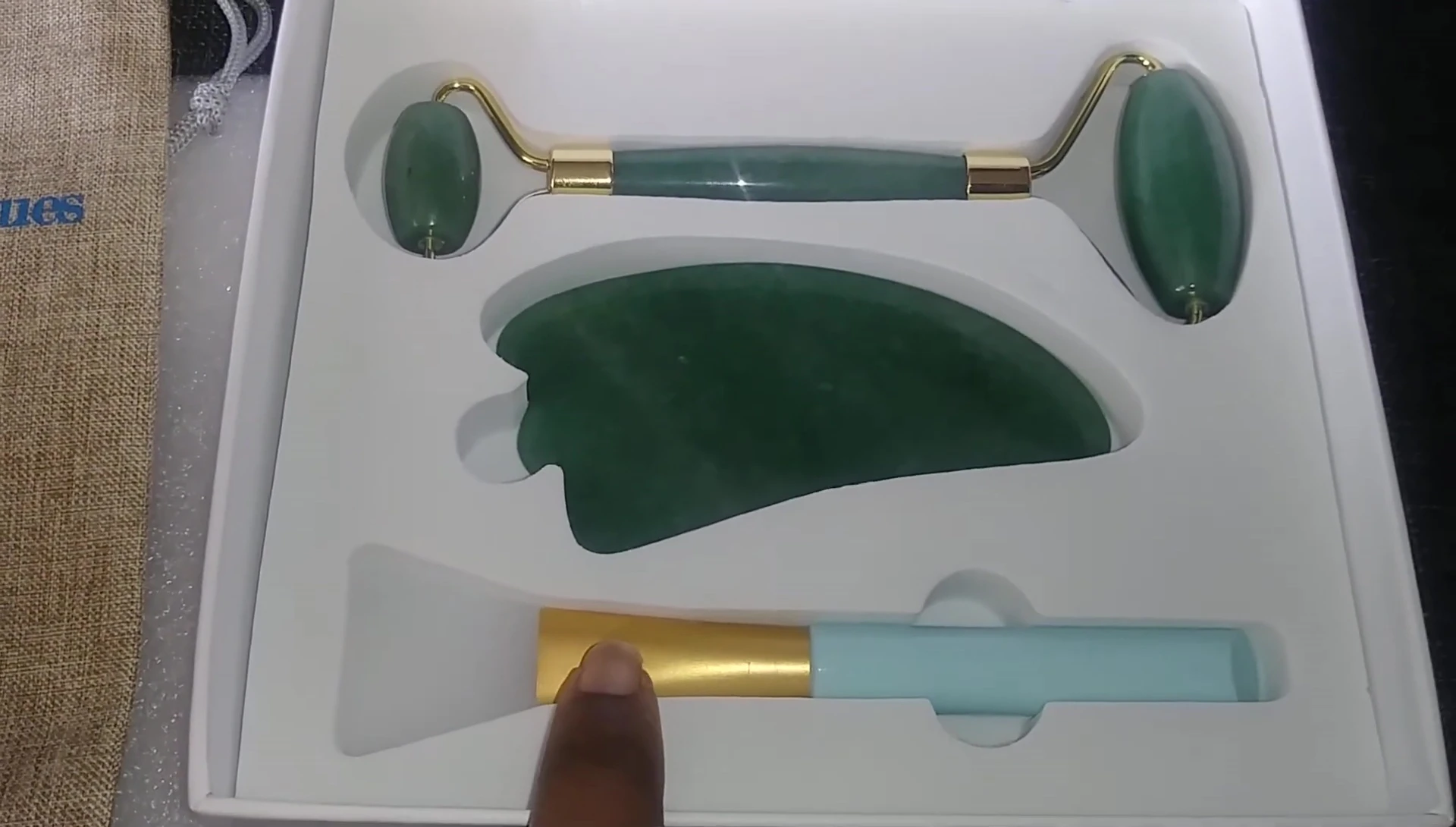 The spatula for applying serums and masks