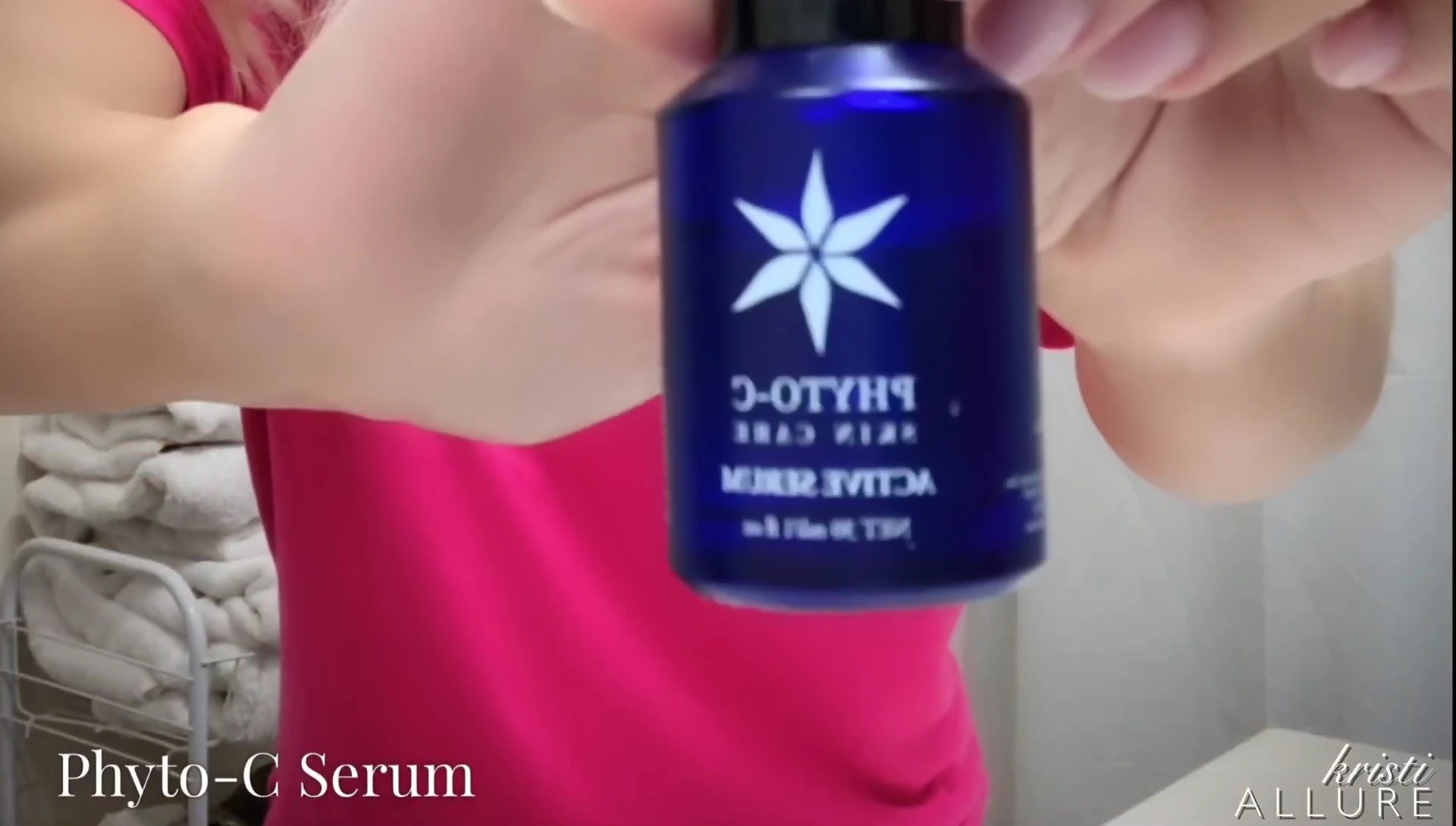 A video clip of the reviewer using the facial roller.