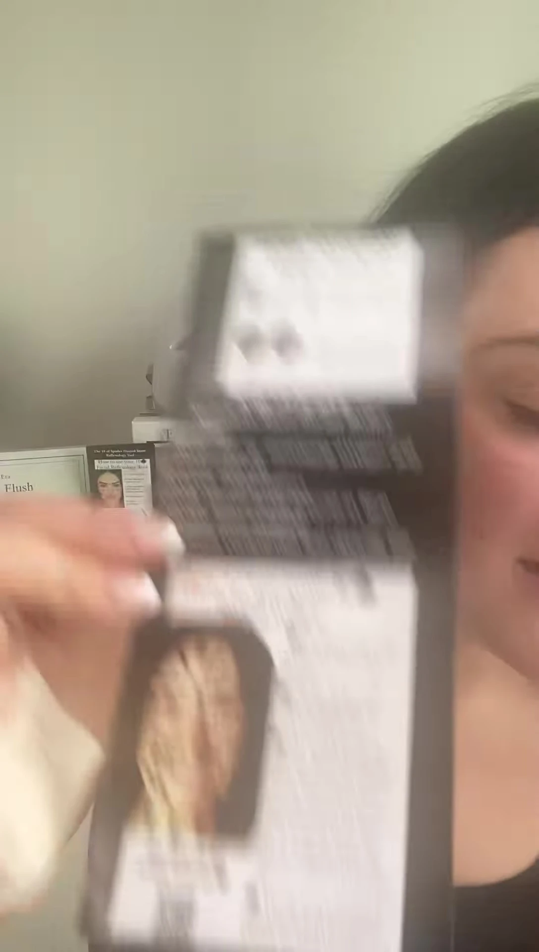 Text overlay describing the benefits of facial rolling.