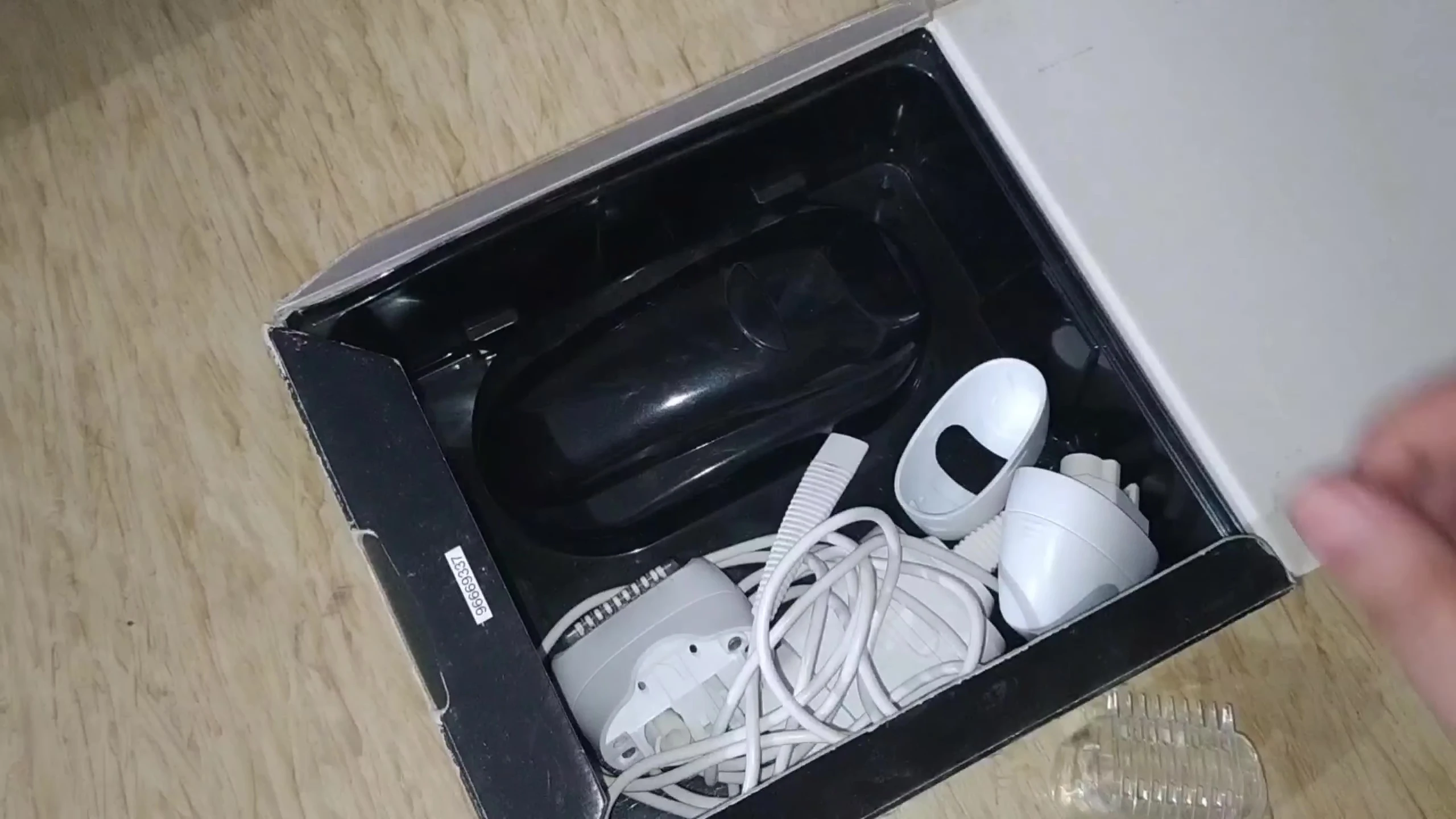 Unboxing the Braun Silk-épil 7, showing the device and its accessories.
