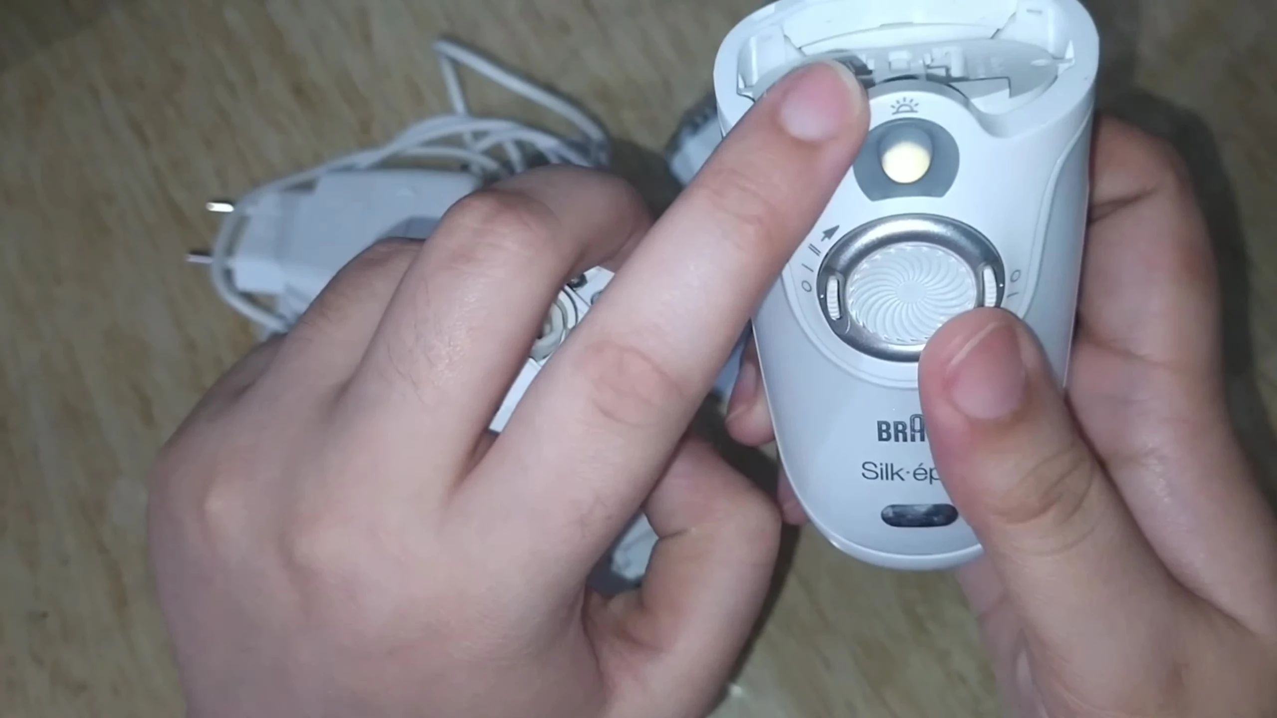 Image highlighting the built-in light of the epilator.