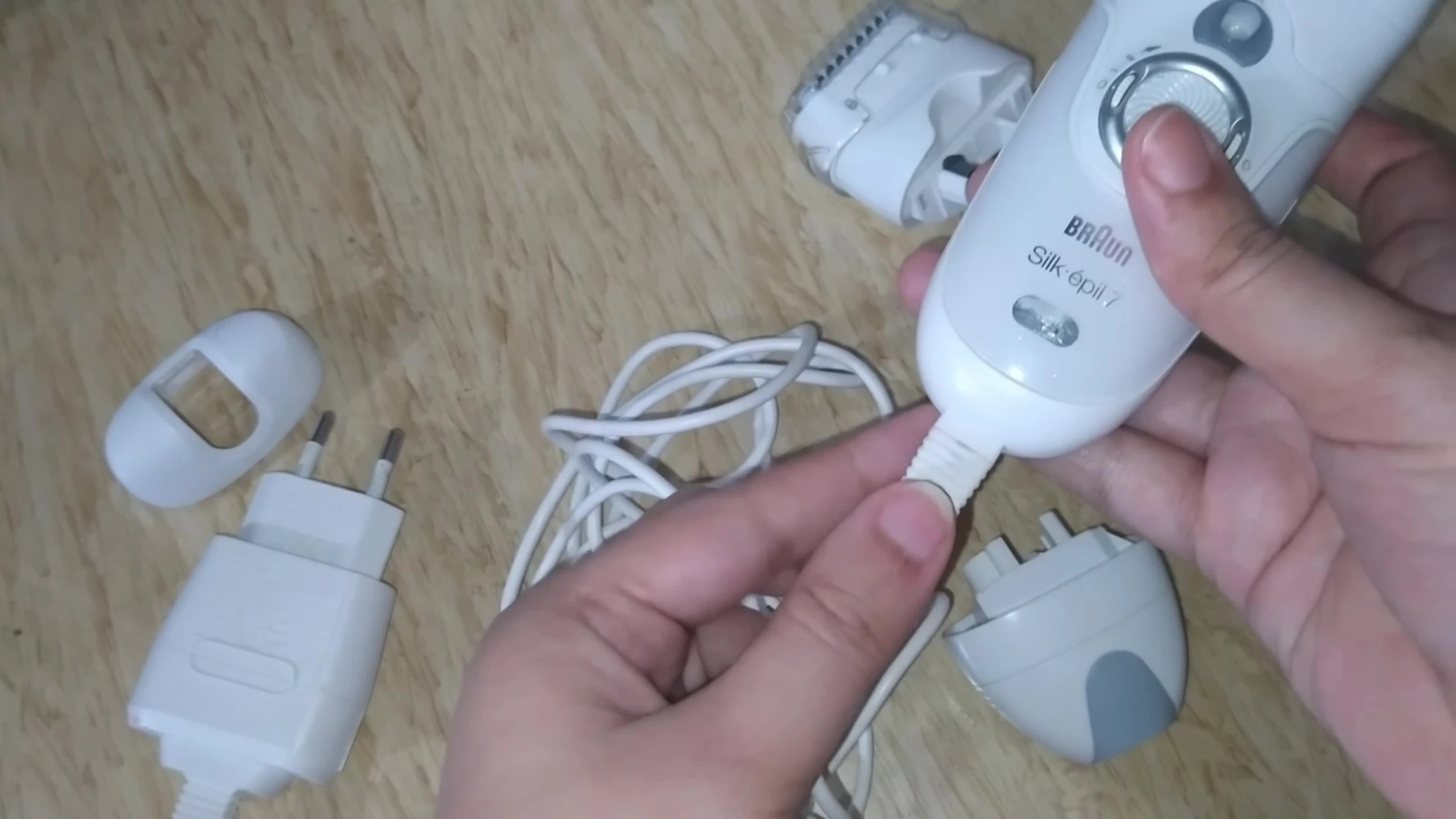 Highlighting the charging indicator light.