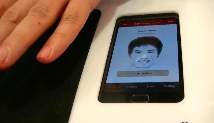 Attach the moisturizing sensor to the smartphone.