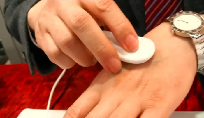 Attach the moisturizing sensor to the smartphone.