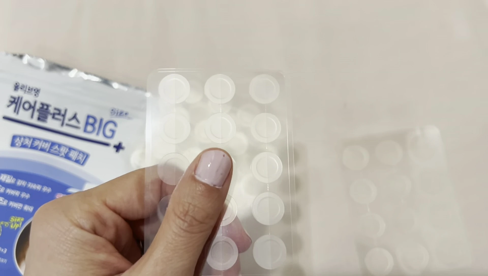 Close-up of the packaging highlighting the number of patches included.