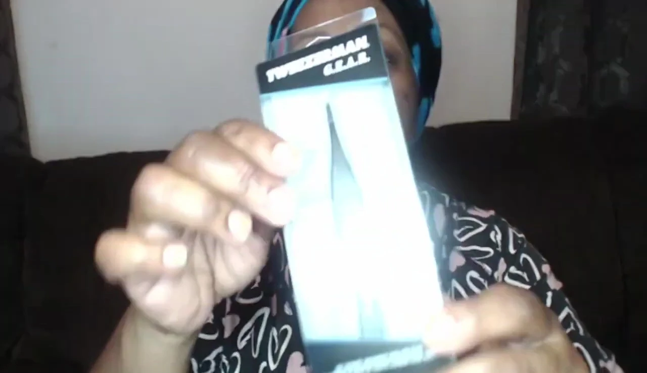 The Tweezerman tweezers being shown.