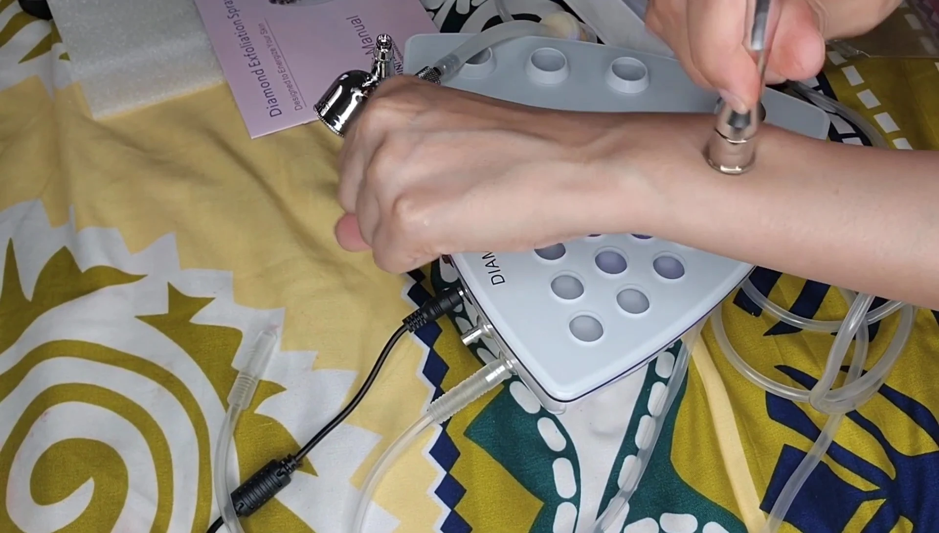 Demonstration of the suction function of the machine.