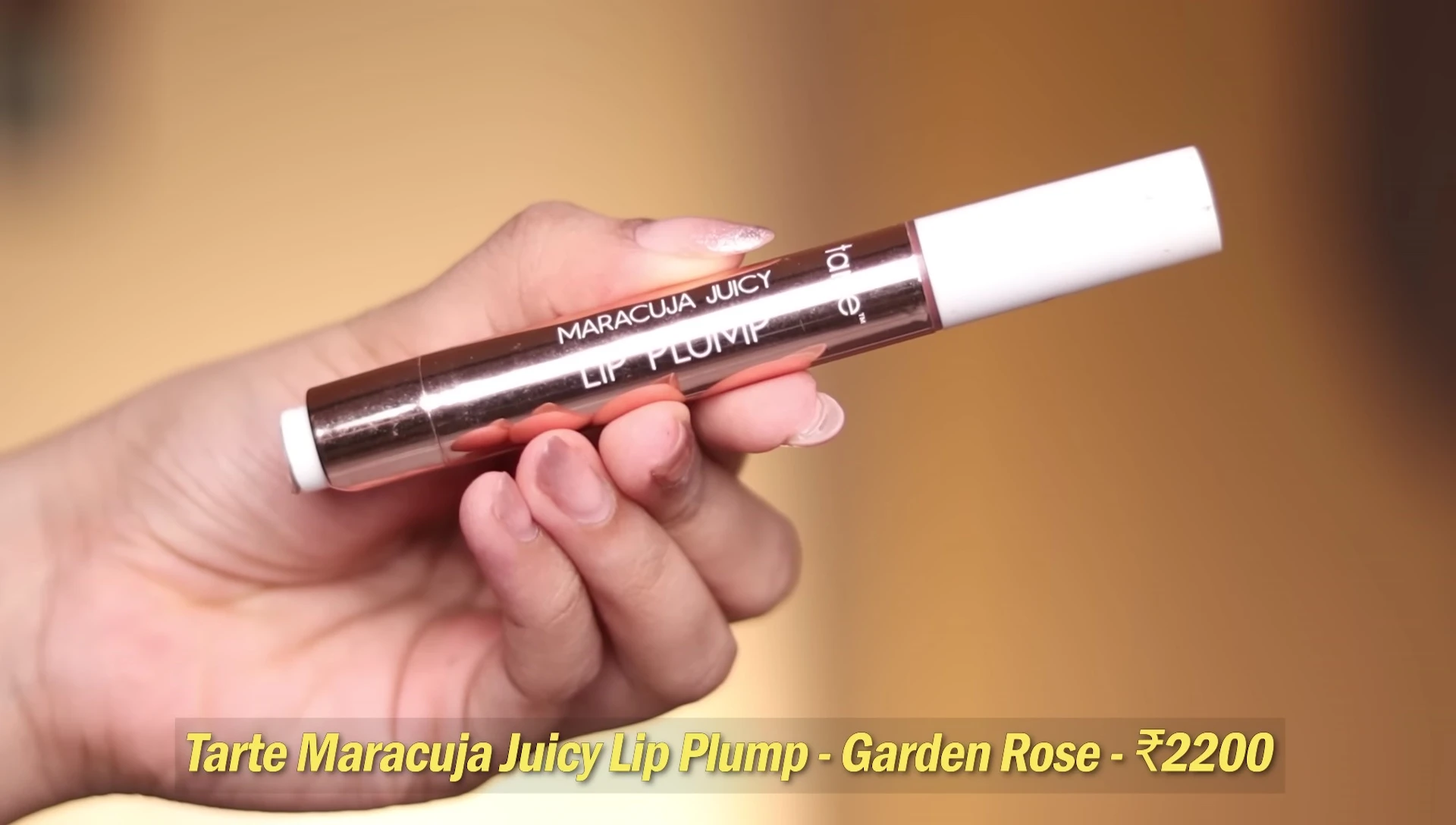 Close-up of the Tar Maracuja lip plumper being applied