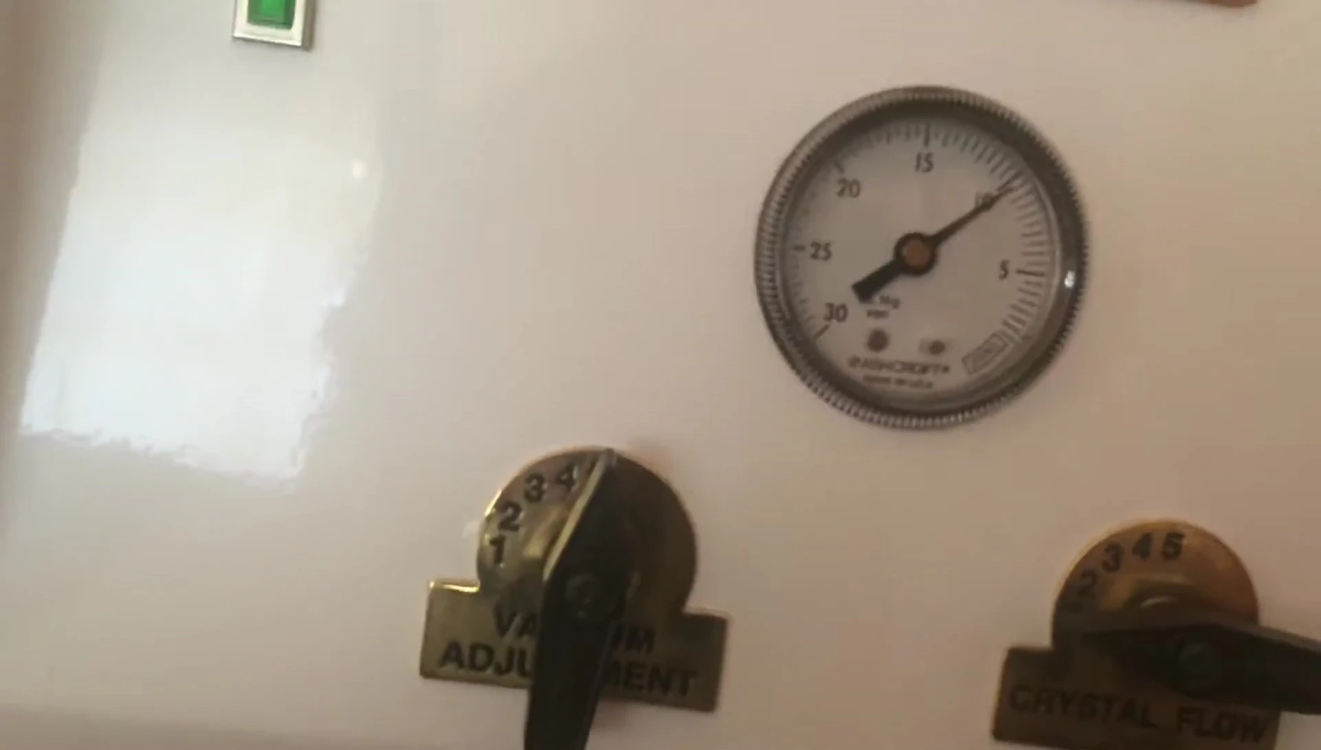 Vacuum pressure gauge reading